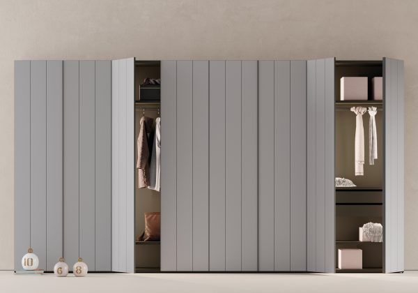 Un gran armario gris con las puertas abiertas.