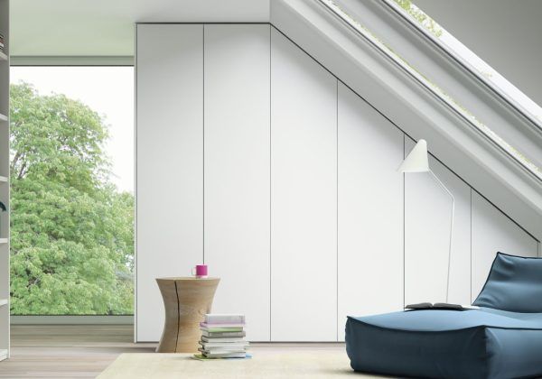 Una sala de estar con paredes blancas y una silla azul.