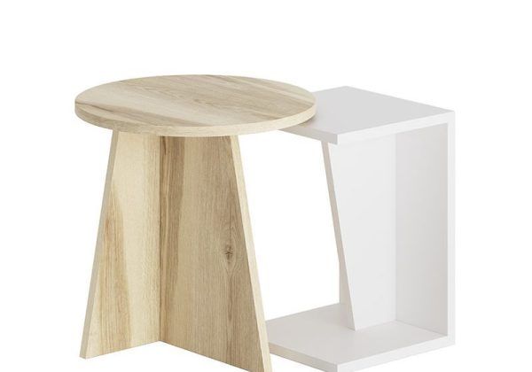 Una mesa de madera con un estante blanco debajo de ella sobre un fondo blanco.