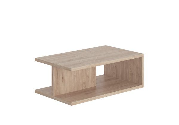 Una mesa de café de madera con un estante debajo sobre un fondo blanco.