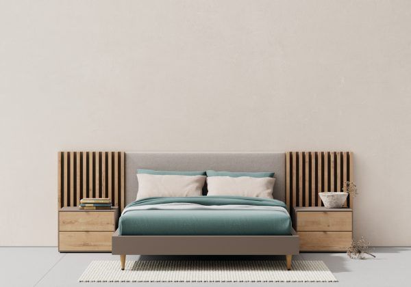 Un dormitorio con una cama, mesitas de noche y una alfombra.