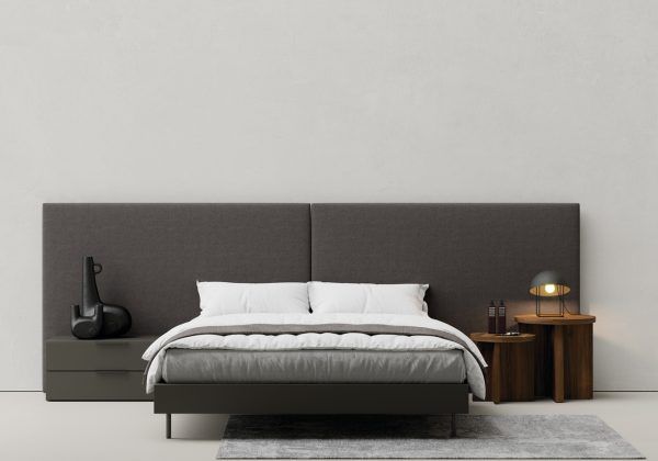 Un dormitorio con una cama y dos mesitas de noche.