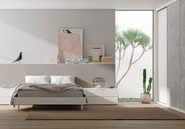 Un dormitorio con una cama grande y una ventana.