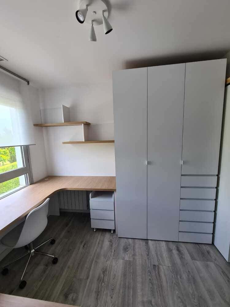 Un dormitorio con un sofá y una litera.