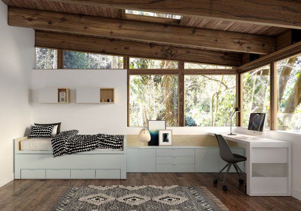 Un dormitorio con una cama y un escritorio con una computadora encima.