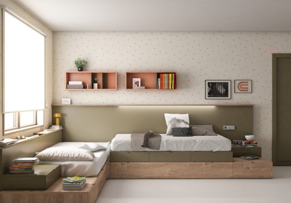 Un dormitorio con dos camas, un sofá y una ventana.