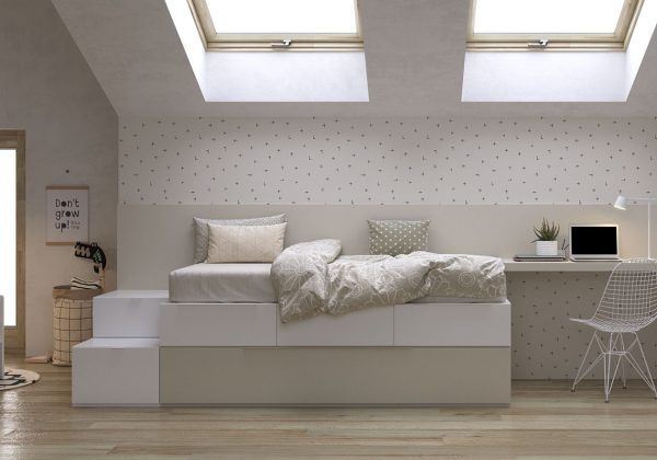 Un dormitorio con una cama, escritorio y silla.