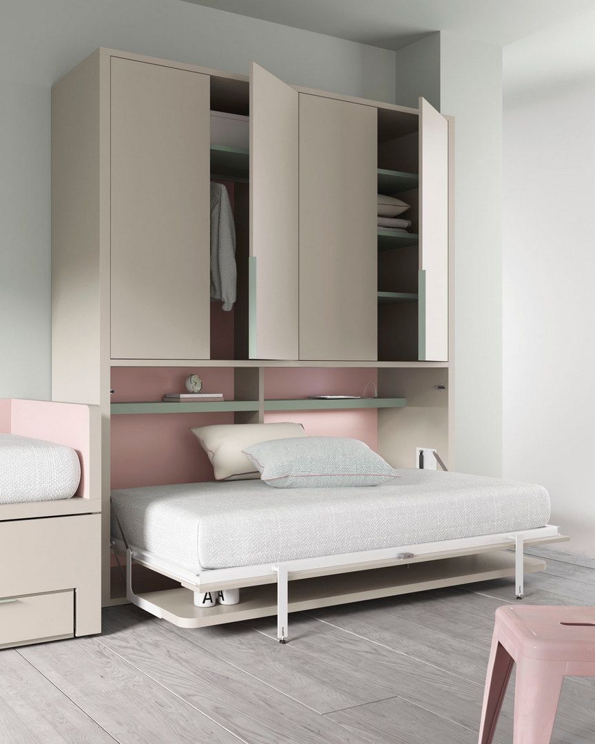 Un dormitorio con una cama y una silla rosa.