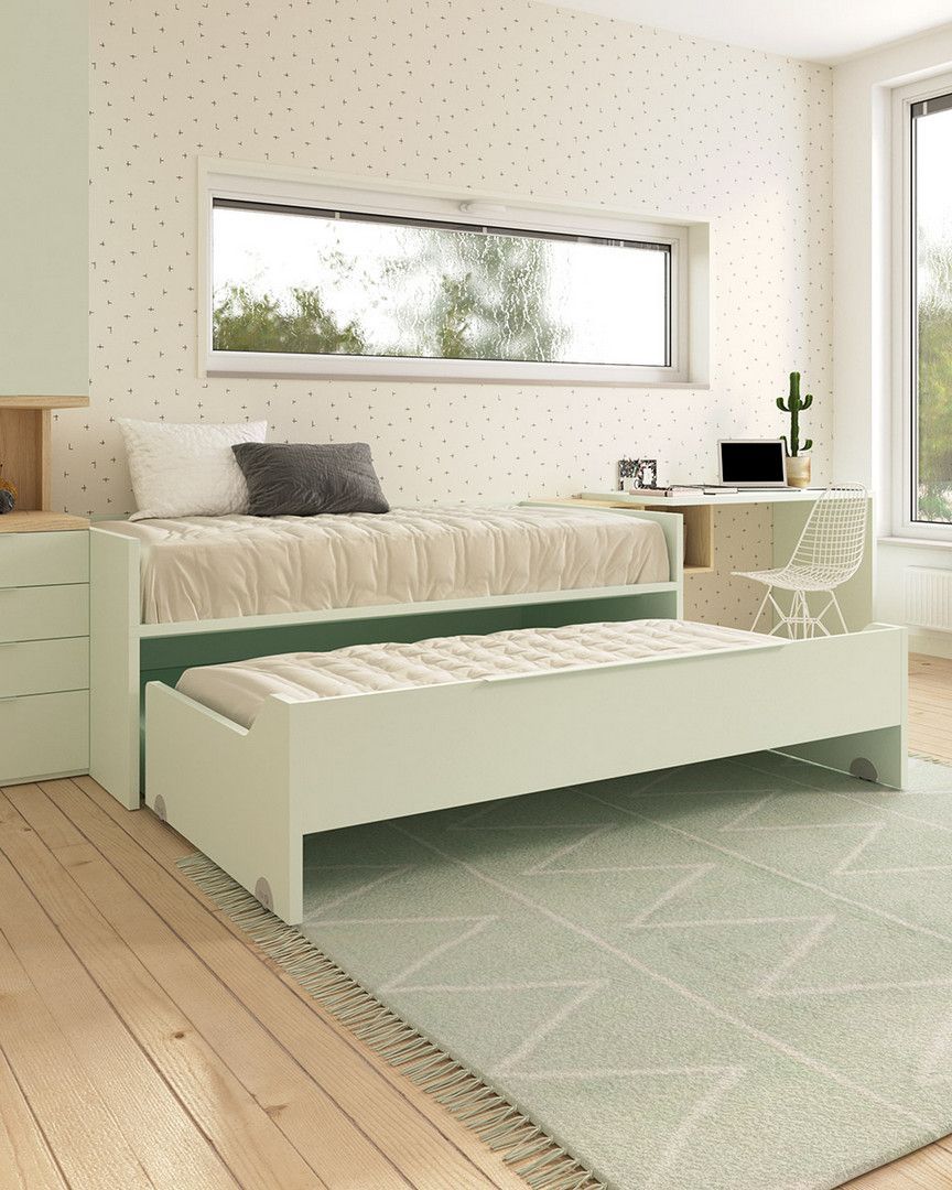 Un dormitorio con dos camas, un escritorio y una ventana.