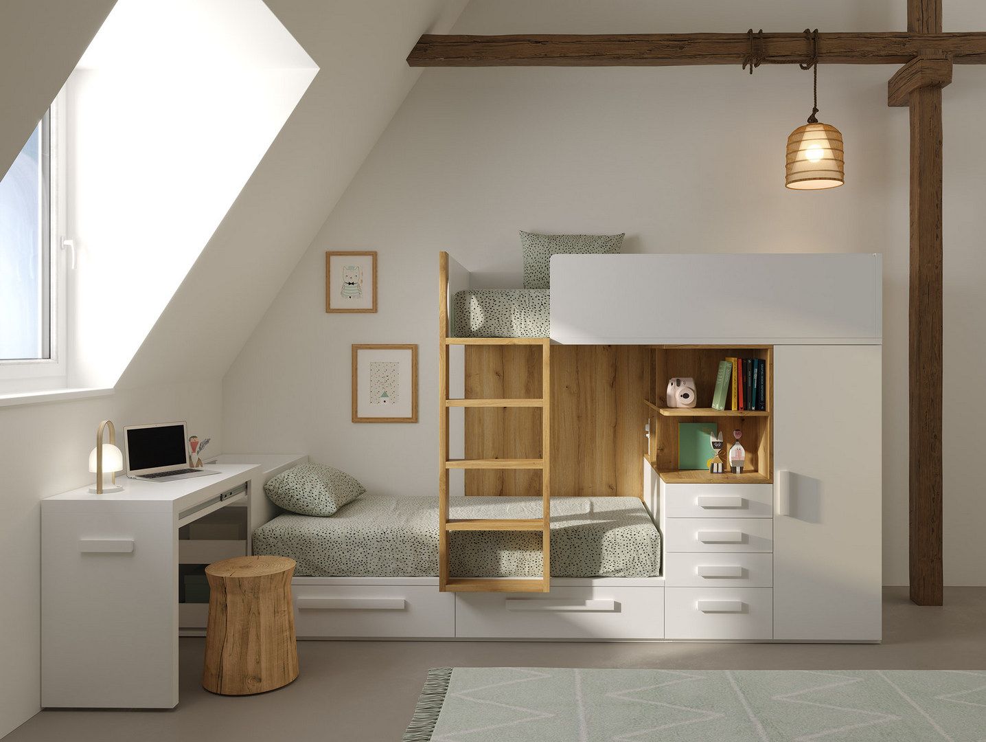 Un dormitorio con una litera y un escritorio con una computadora portátil encima.