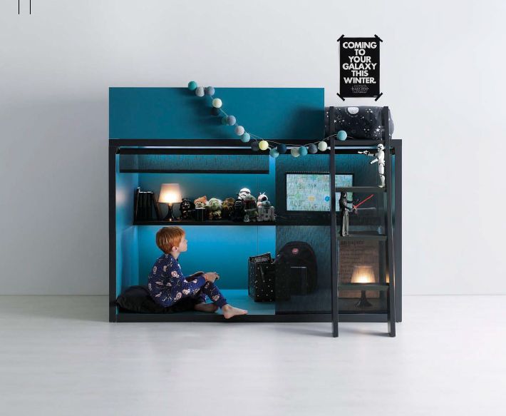 Un niño está sentado debajo de una litera con un cartel en la pared que dice 