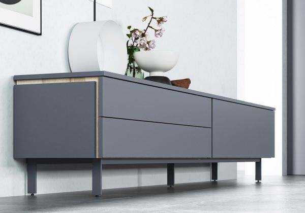 Un armario gris con un jarrón de flores encima.