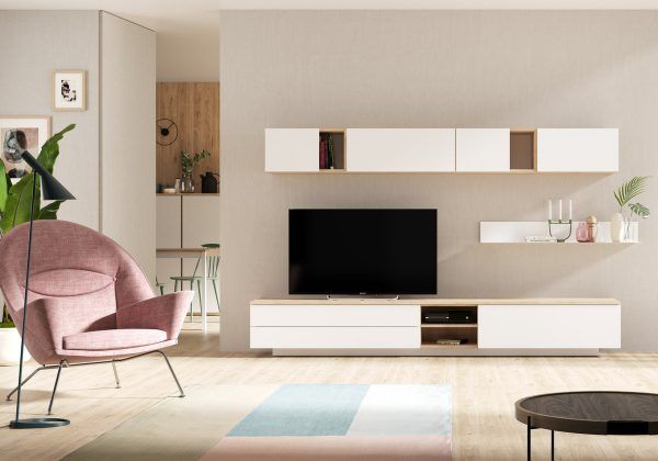 Una sala de estar con una silla rosa y un televisor de pantalla plana.