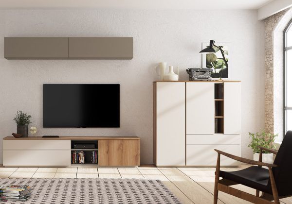 Una sala de estar con un televisor y una silla.