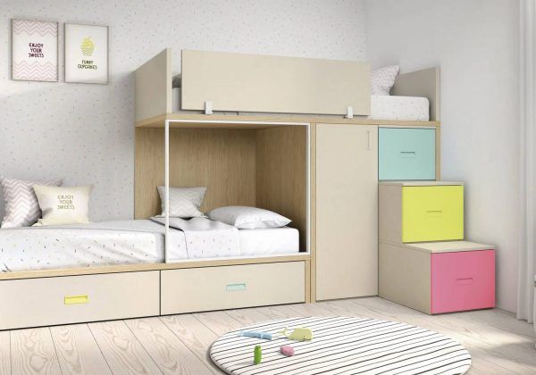 Un dormitorio con una litera y escaleras que conducen a él.