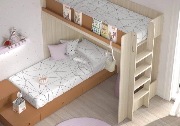 Un dormitorio con una litera y una escalera.