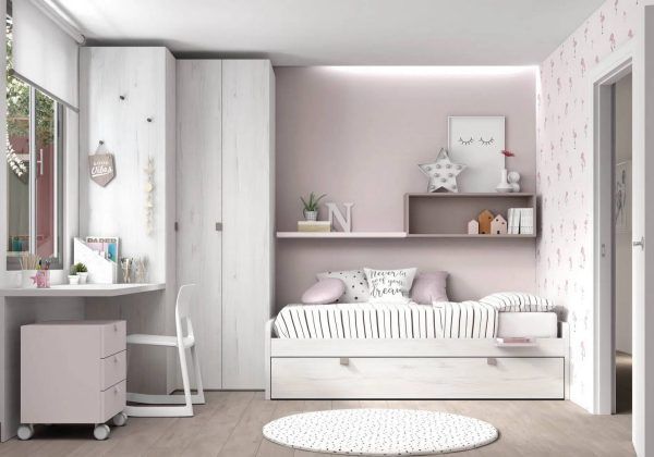 Un dormitorio con cama, escritorio, cómoda y armario.