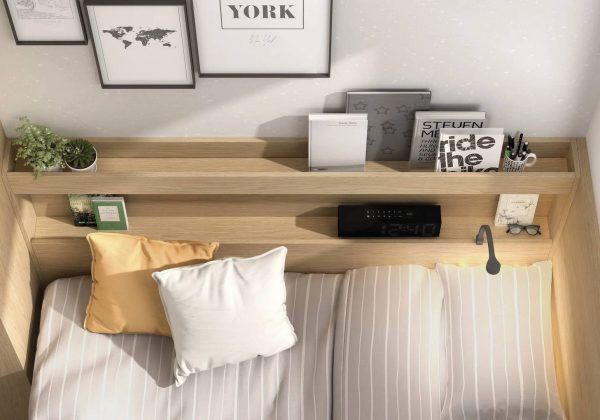 Una cama con una cabecera que dice York.