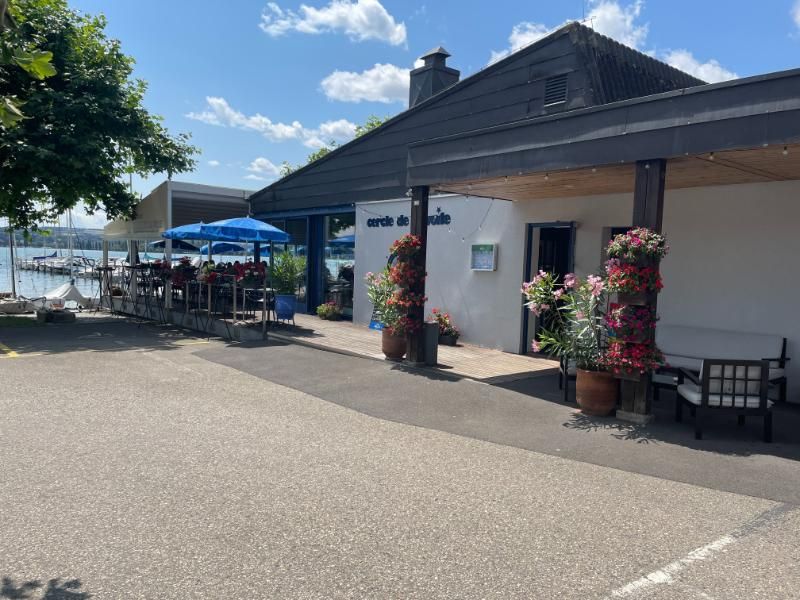 Le  restaurant avec tables et chaises à l'extérieur par une journée ensoleillée.