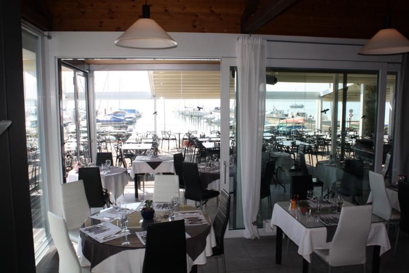 Le restaurant avec tables et chaises et vue sur le lac