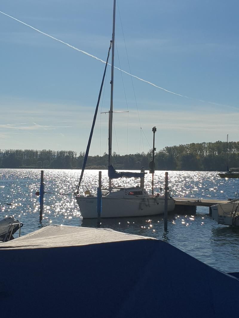 Un voilier est amarré à un quai sur le lac