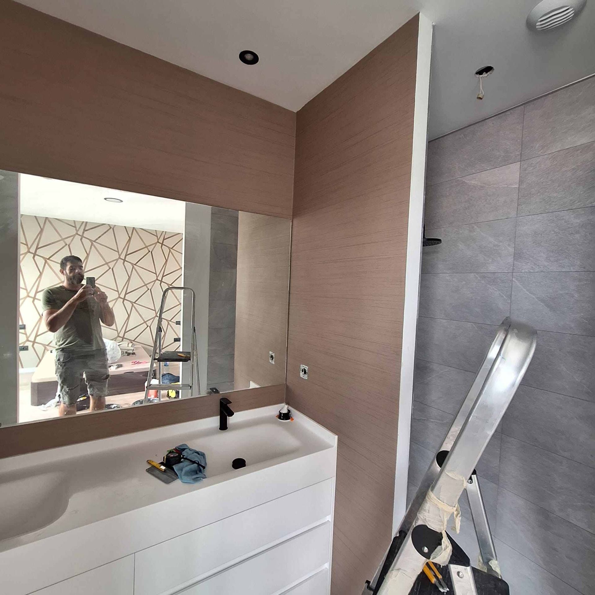 Un hombre se toma una foto en el espejo del baño.