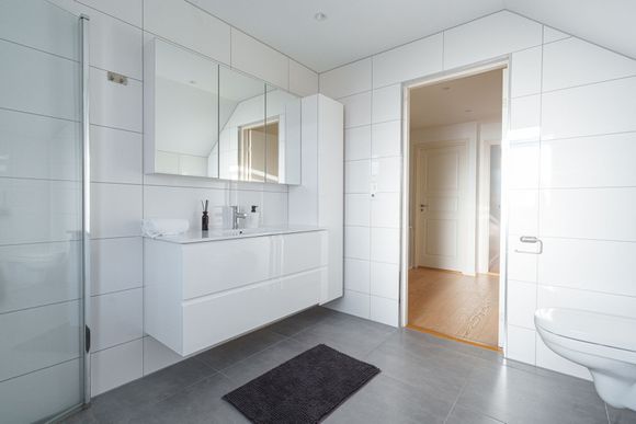 Clean Bathrooms whit Amenities