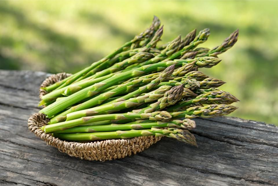 Ein zufriedener Kunde kauft frische Spargel aus eigenem Anbau in Veitsbronn.
