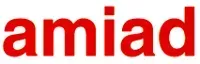 Le mot amiad est écrit en rouge sur fond blanc
