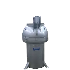 Un arroseur de pelouse pulvérise de l'eau sur une pelouse verte luxuriante.