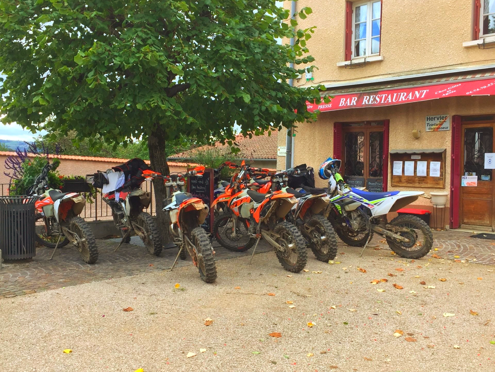 Motos garées devant restaurant