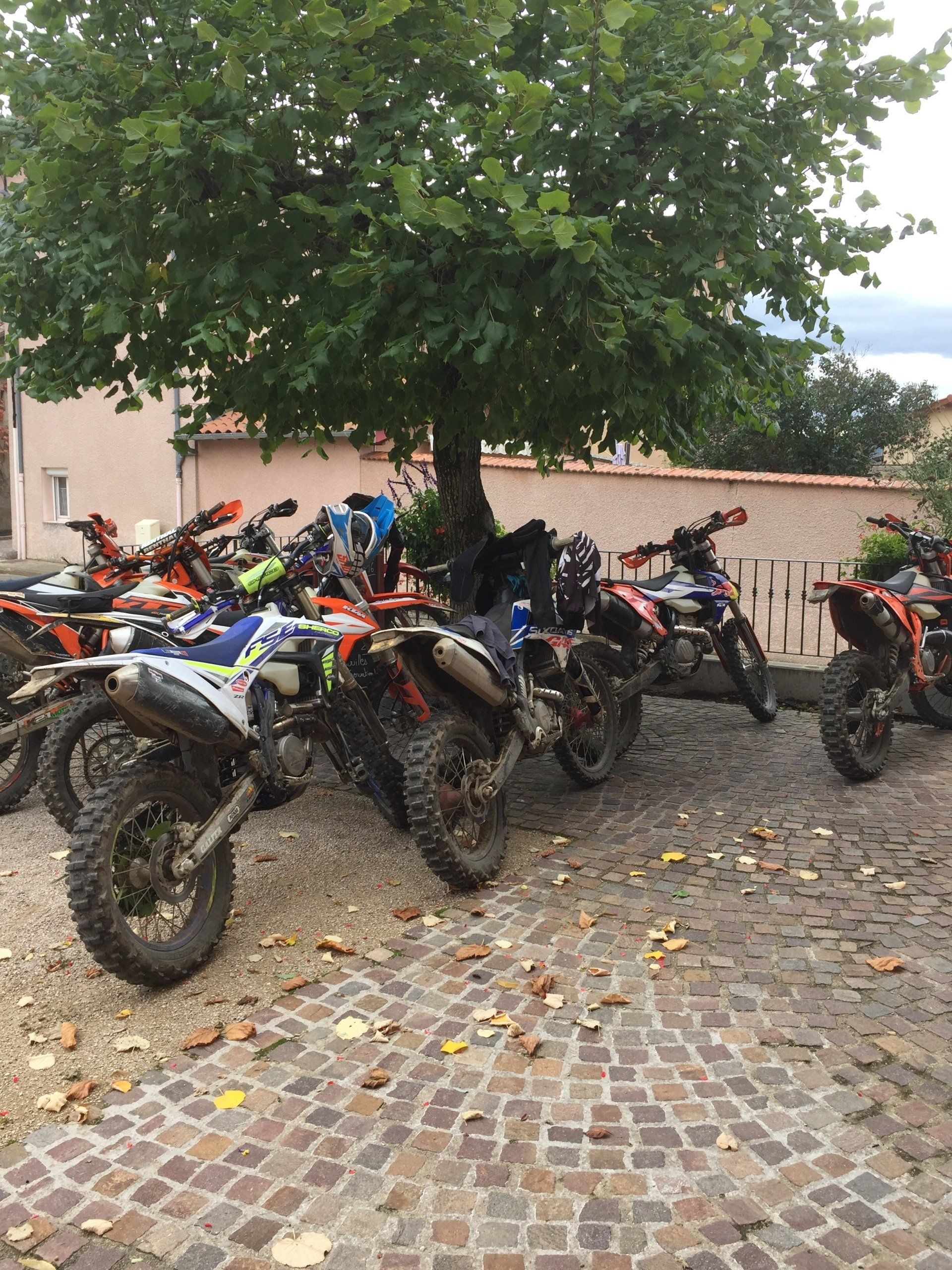Motos cross arrêtées devant restaurant