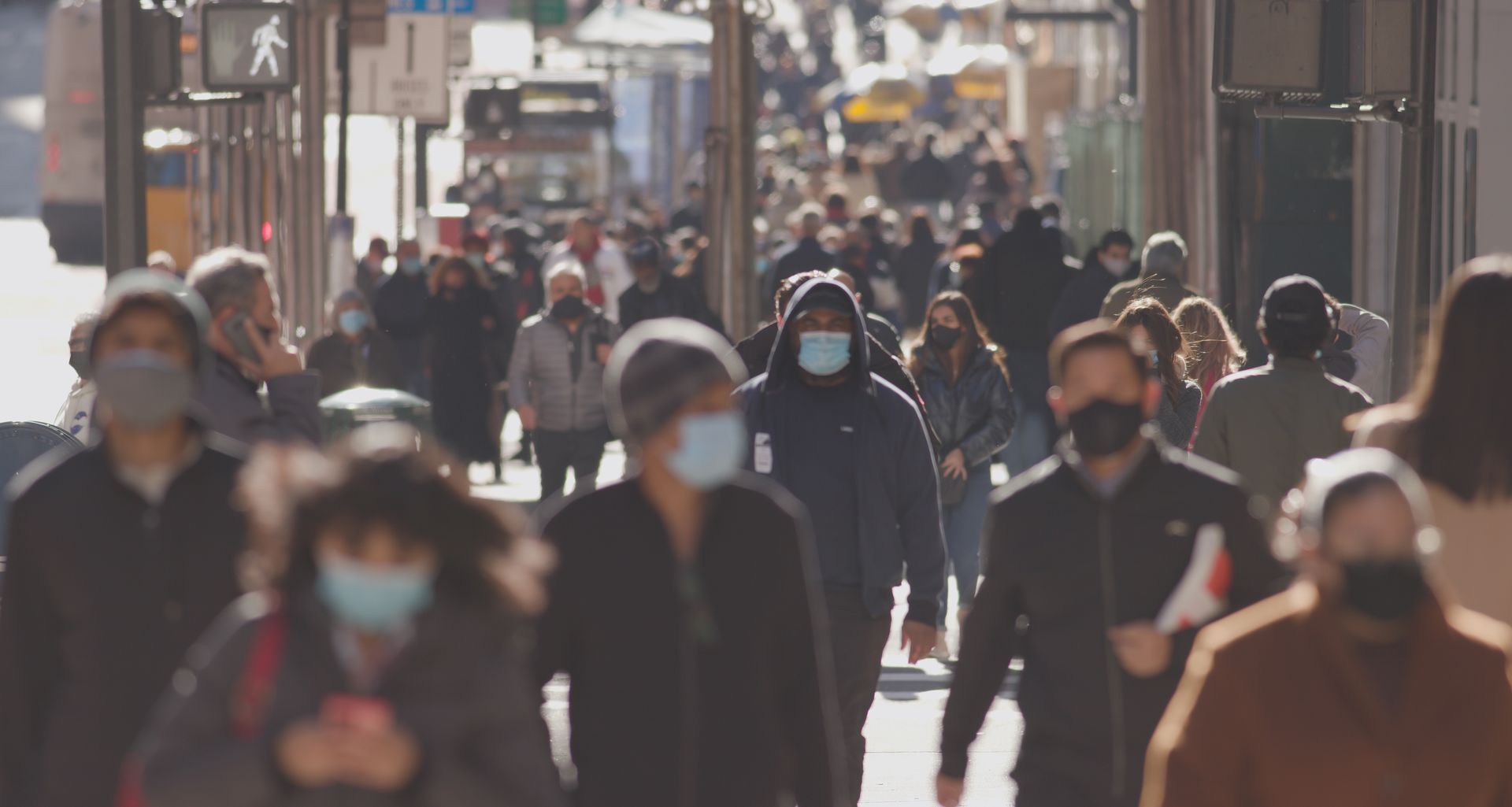 Rue avec personnes portant des masques