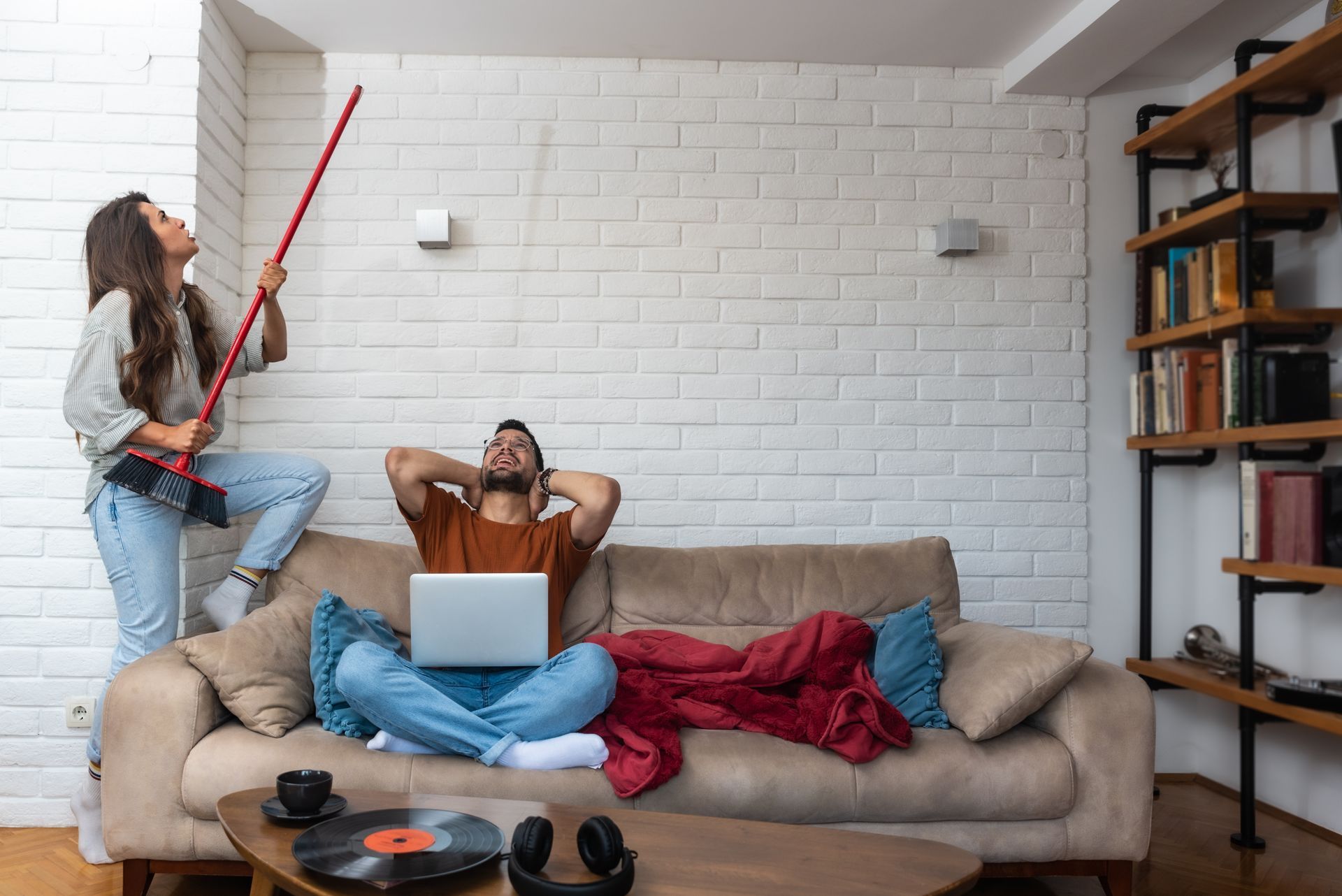 Femme qui tape au plafond