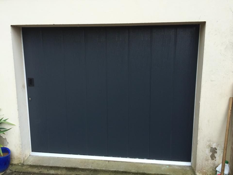 Porte de garage enroulant noir