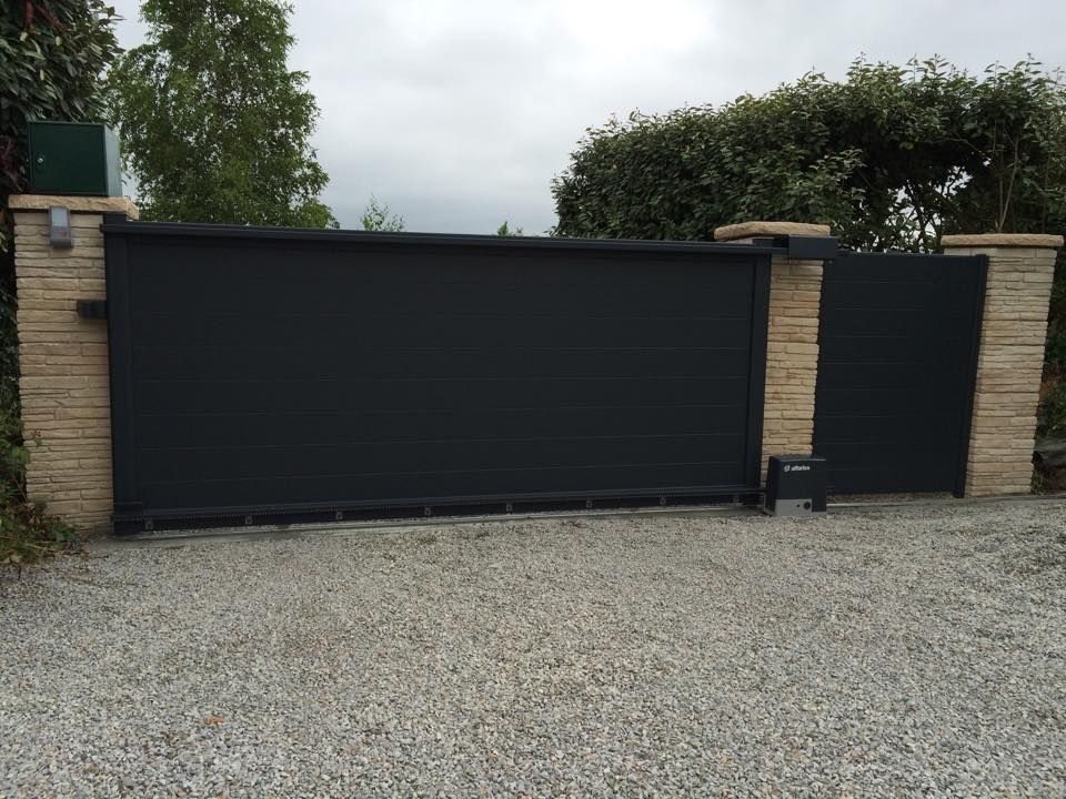 Portail motorisé noir