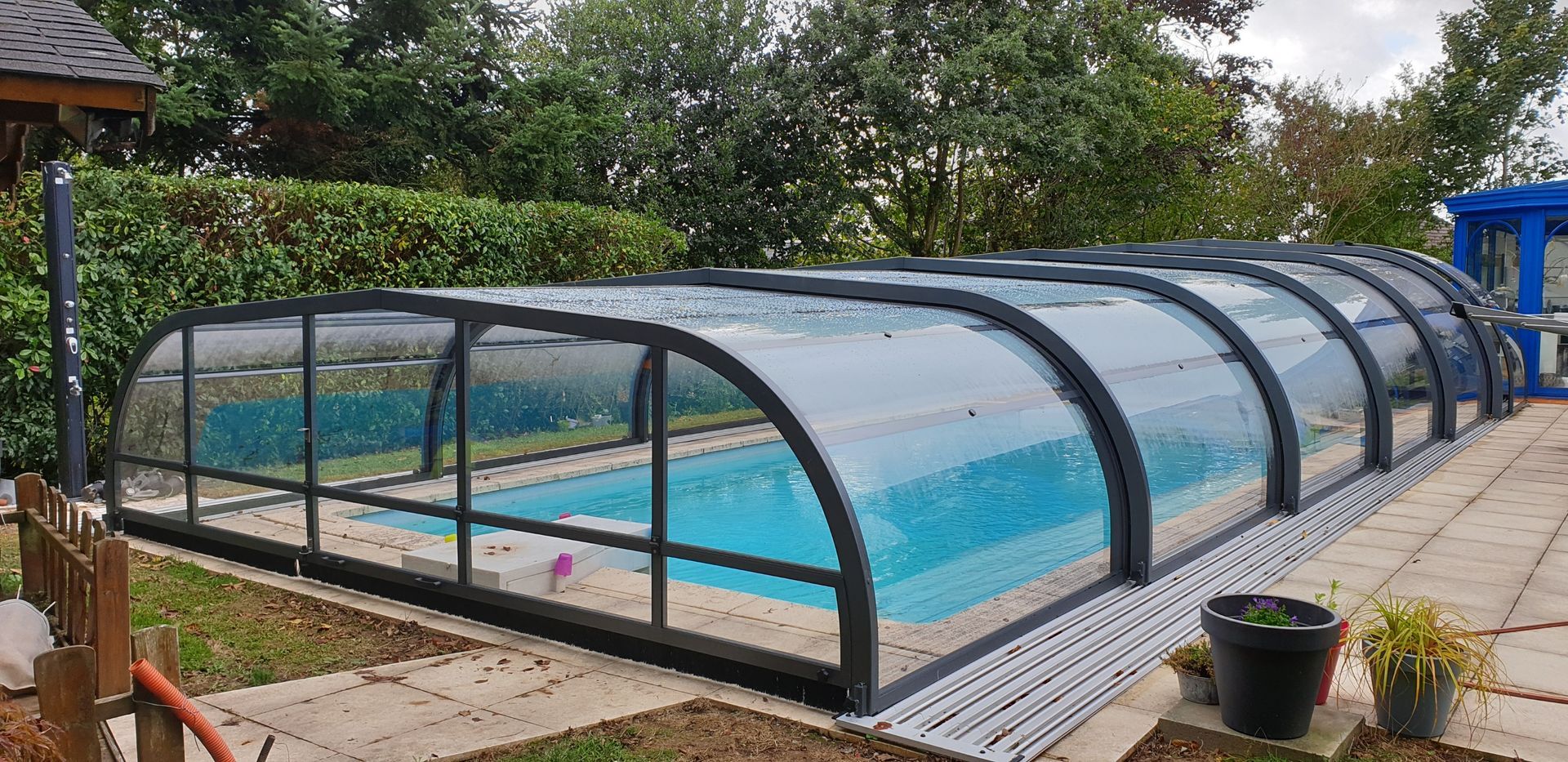 Abri de piscine fermé en PVC noir