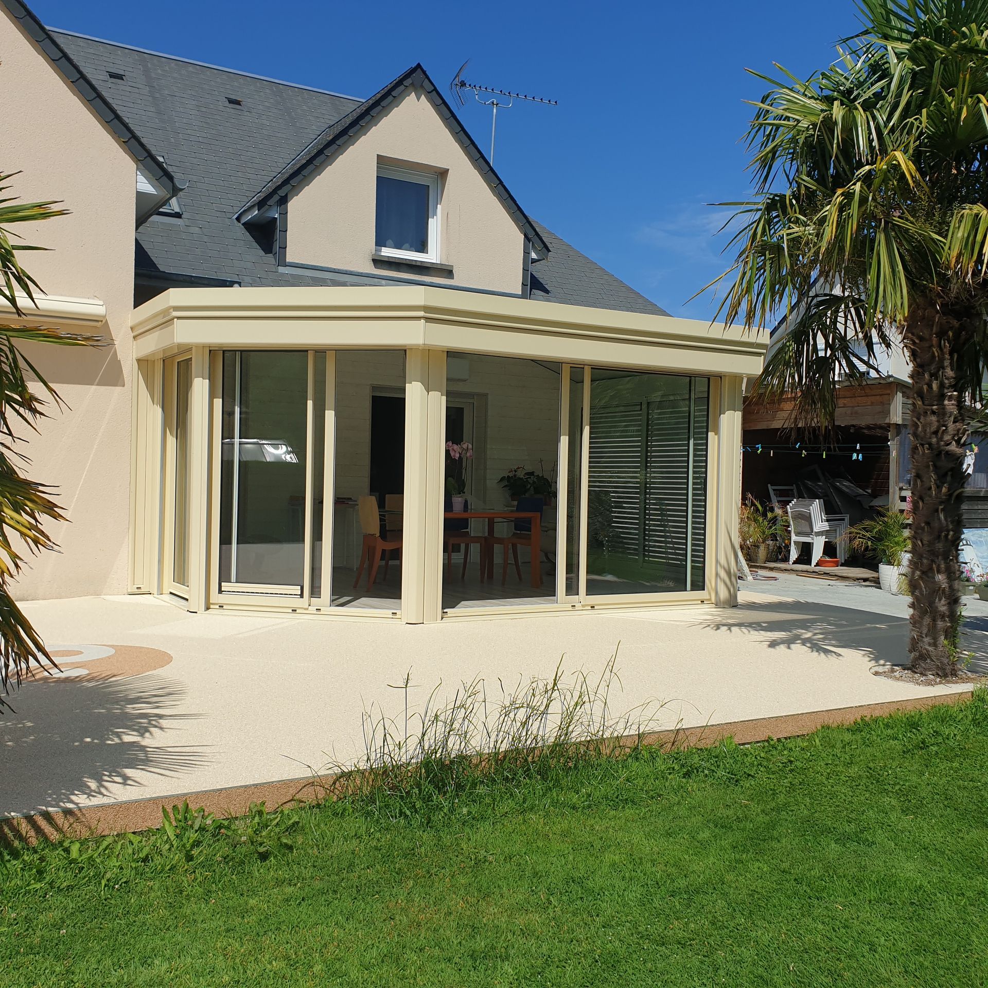 Véranda en PVC jaune sur une terrasse