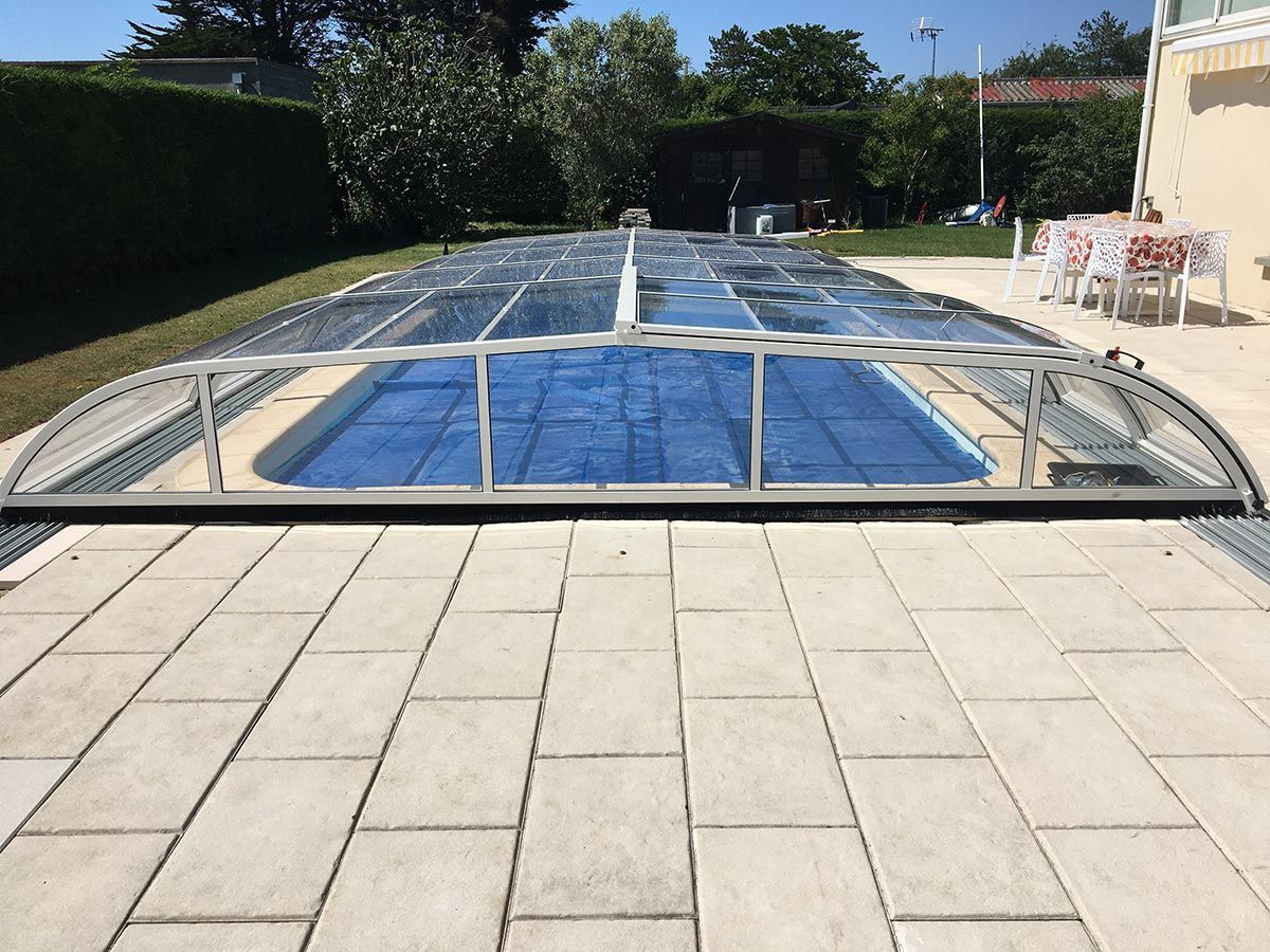 Abri de piscine bas en aluminium blanc vu de face