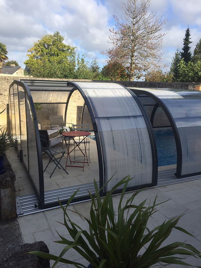 Abris de piscine entre ouvert