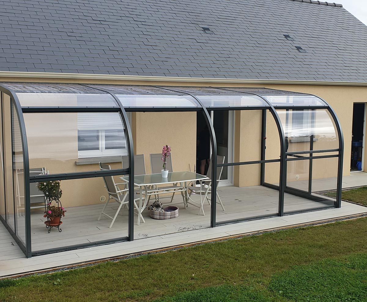 Abris de terrasse avec table et chaise blanche à l'intérieur