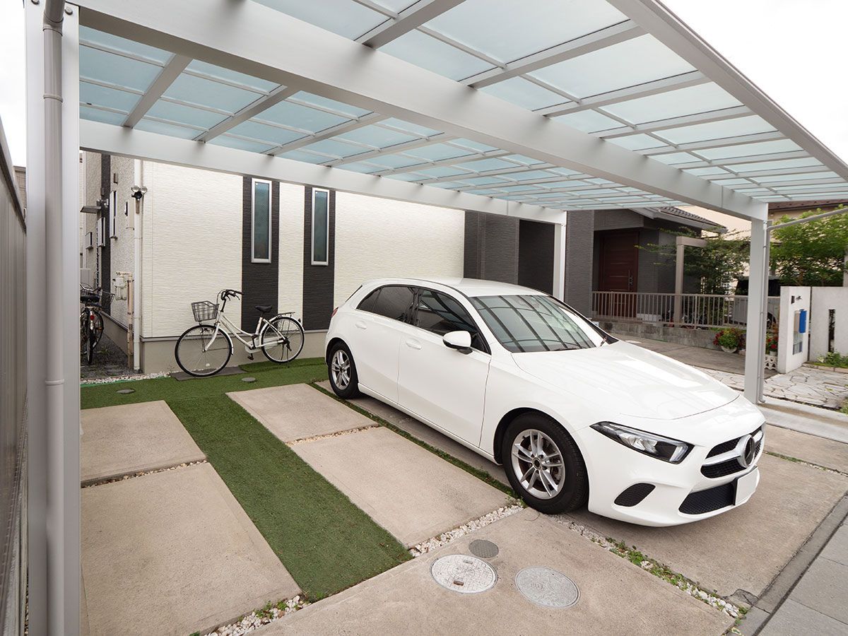 Carport avec une voiture de marque Mercedes garé dessous