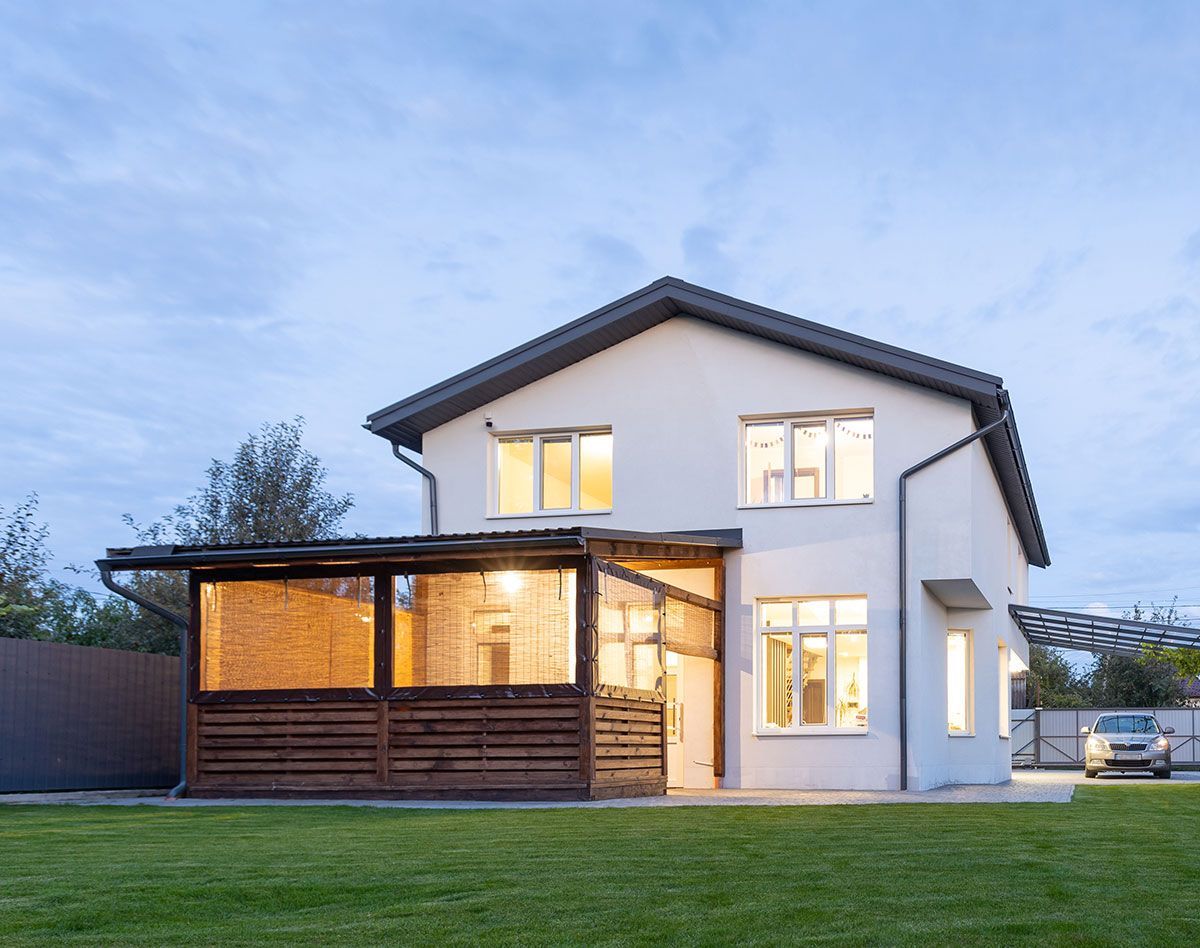 Devanture d'une maison éclairée avec un carport