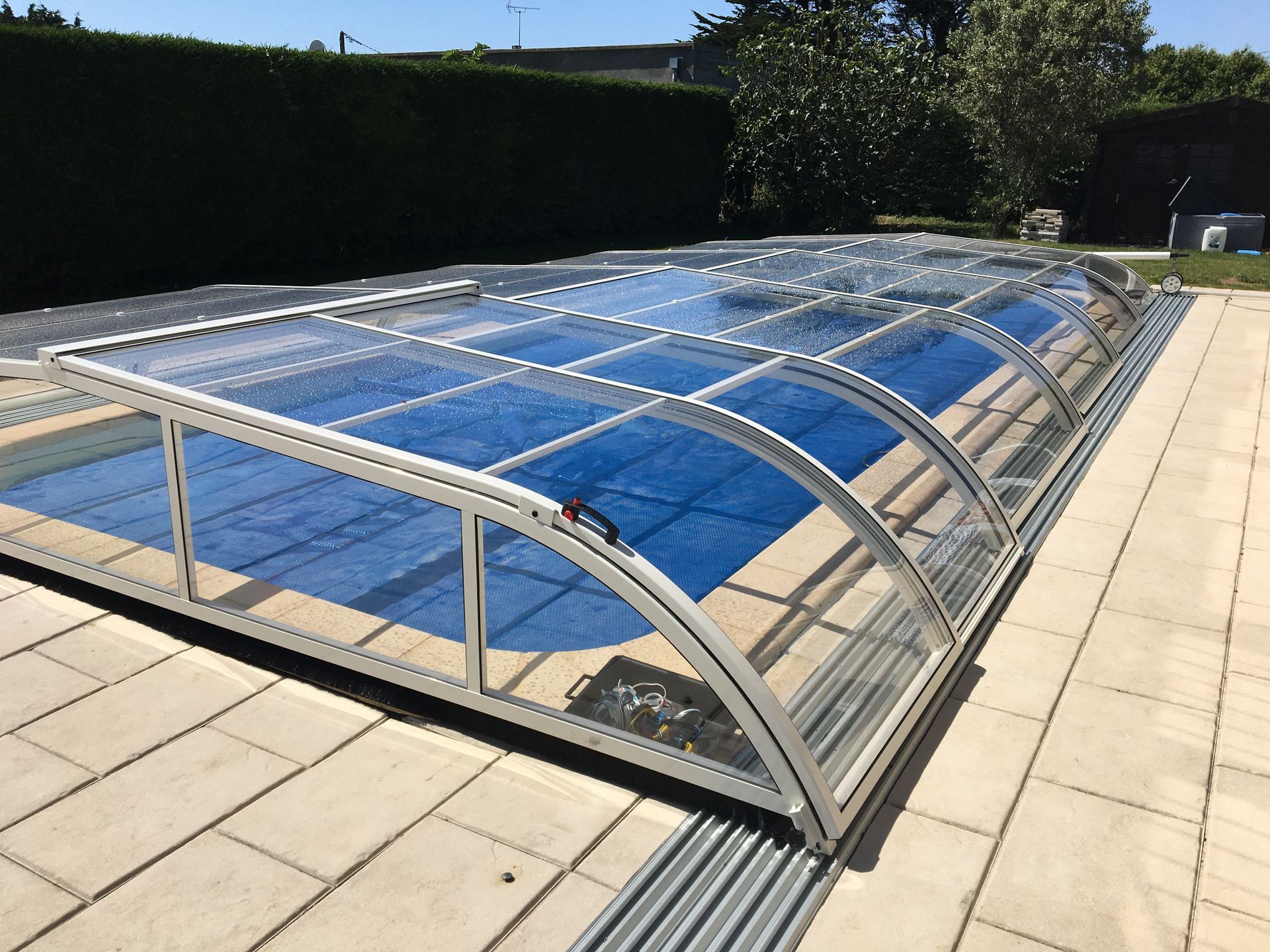 Abri de piscine fermé en PVC gris