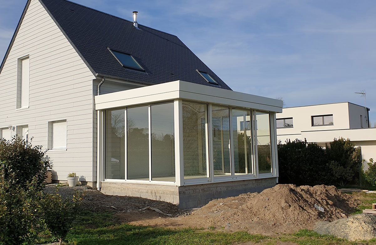 Maison après la construction d'une véranda blanche