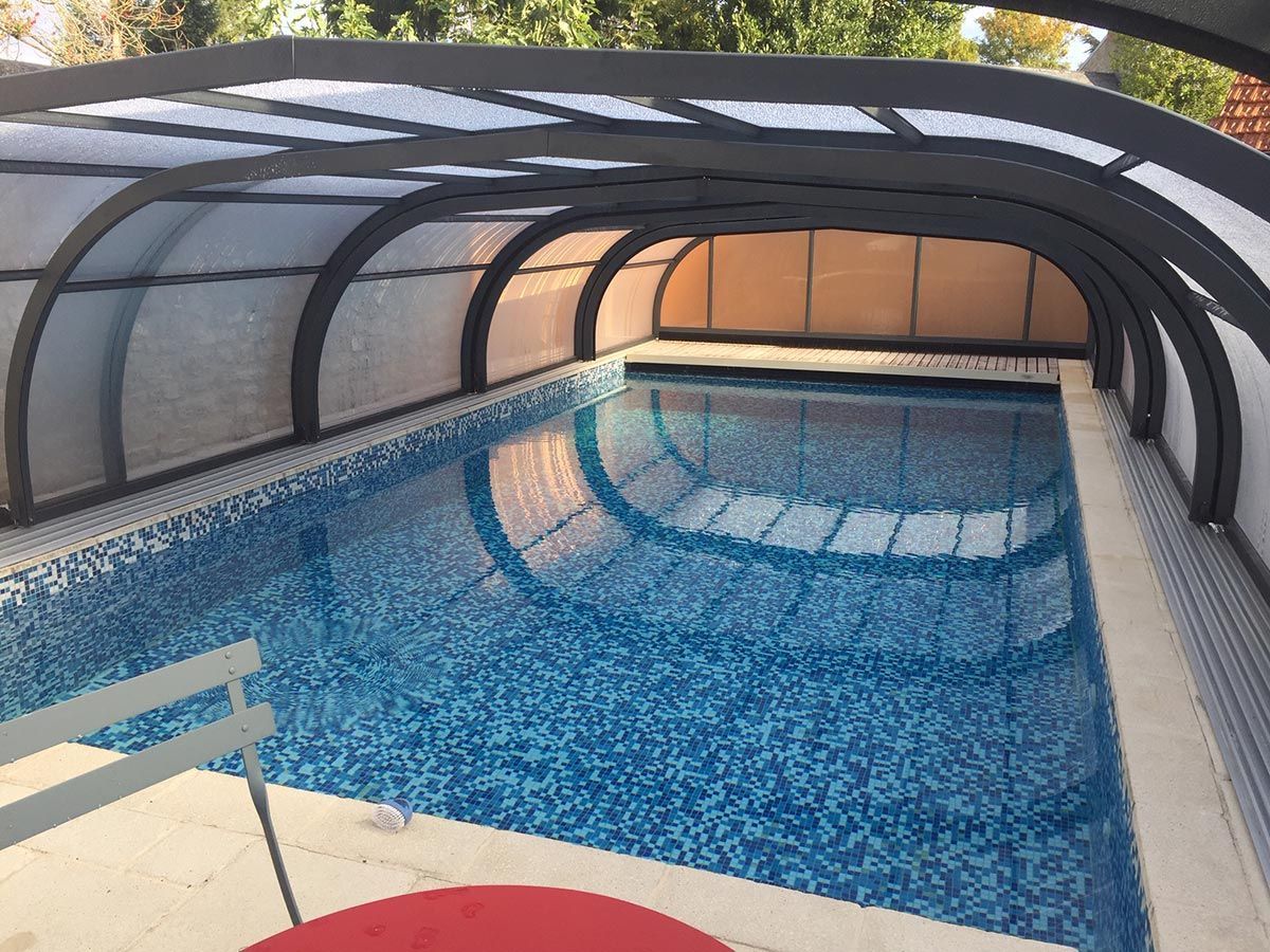 Piscine avec un abri semi-ouvert en aluminium