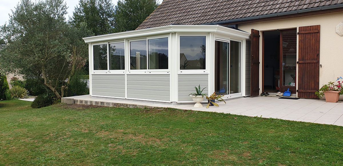 Véranda classique blanche