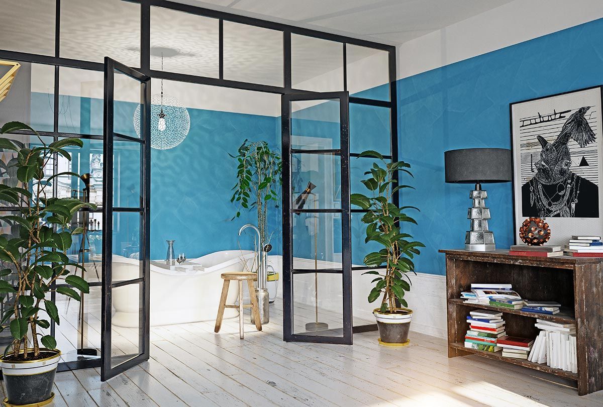 Verrière avec porte qui sépare la salle de bain du reste de l'appartement