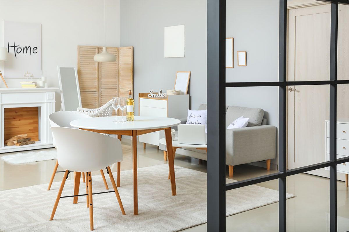 Verrière noir qui sépare un salon