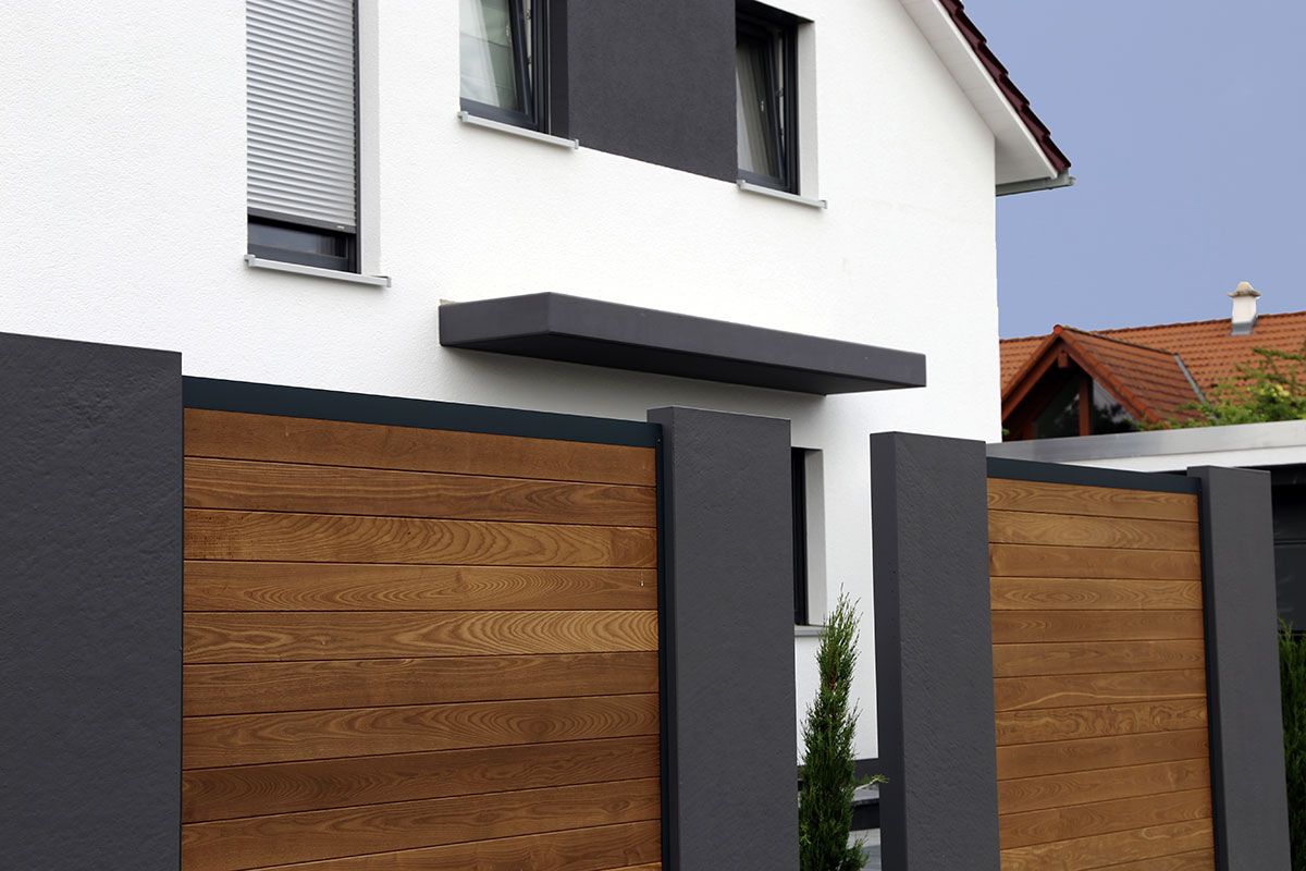 clôture en aluminium et en bois